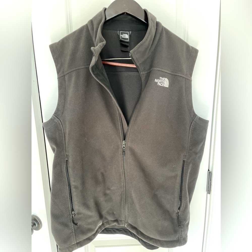 Men’s Black XL The North Face Windwall fleece vest.